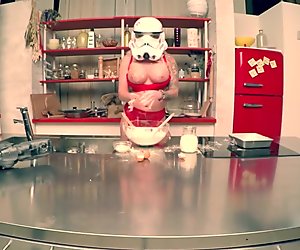 Stormtrooper try to coocking but squirt on the kitchen